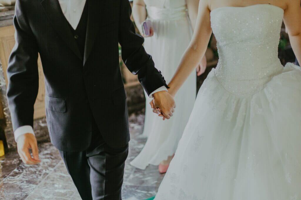 El matrimonio con un ciudadano o residente estadounidense es una vía para calificar para la reunificación familiar